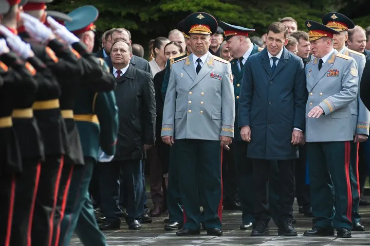 Возложение цветов к памятнику Георгию Жукову у штаба Центрального военного округа. Екатеринбург