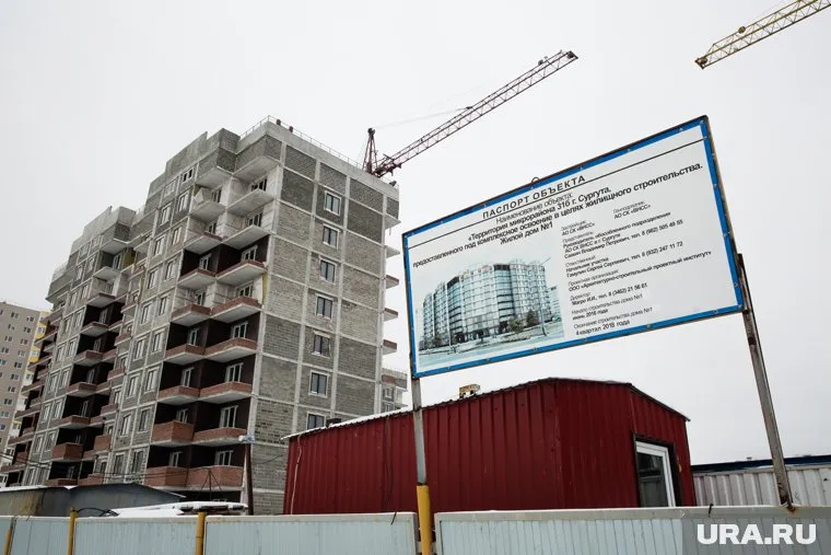 На стройке пусто, хотя рабочие должны уже завершать возведение долевого дома