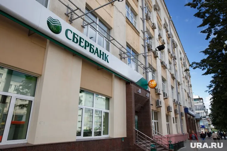 Непривитым сотрудникам Сбербанка запретили участвовать в совещаниях и встречах с клиентами