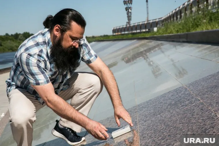 Предыдущие опасные находки общественников власти заменили, но радиоактивные плиты на набережной Тюмени все еще есть