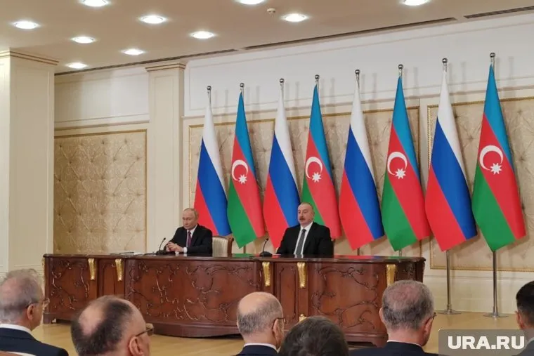 В ходе государственного визита Владимира Путина в Баку было подписано шесть документов, передает ТАСС
