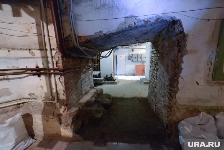 В подвале пенсионерка вынуждена жить после того, как у нее обманом забрали дом