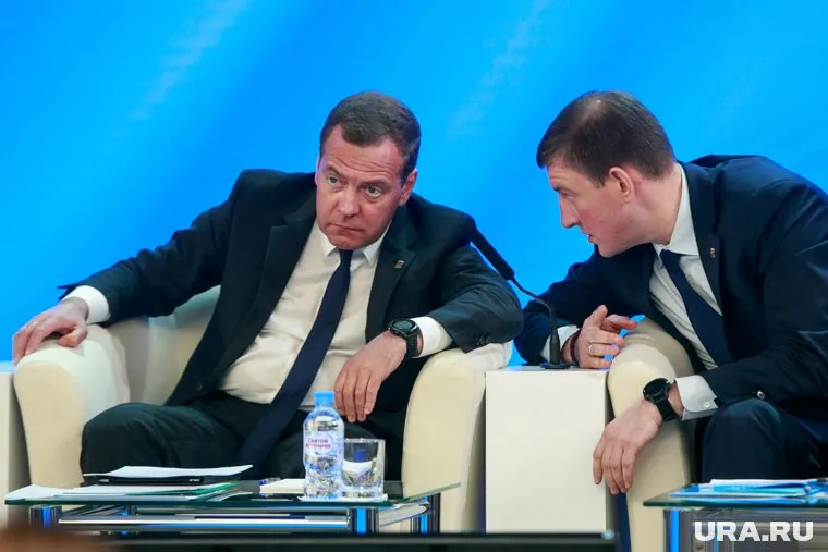 Дмитрий Медведев и Андрей Турчак (справа) сейчас контролируют праймериз и списки кандидатов в Госдуму