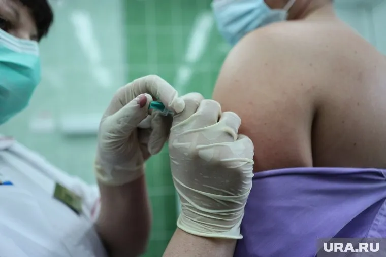 В Петербурге обязали привиться сотрудников сферы услуг