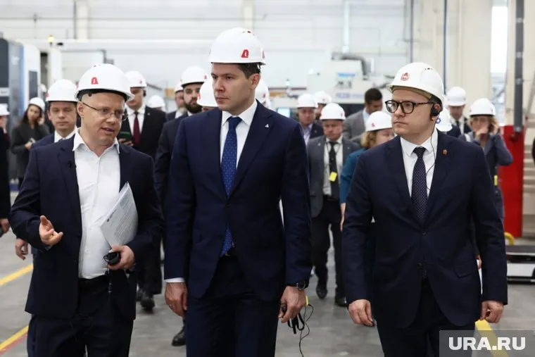Гендиректор ЧКПЗ Андрей Гартунг, министр Антон Алиханов и губернатор Алексей Текслер в цехе по производству роботов