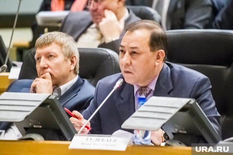 Мурат Тулебаев (справа) не знает, продолжит ли руководить предприятием после смены собственника