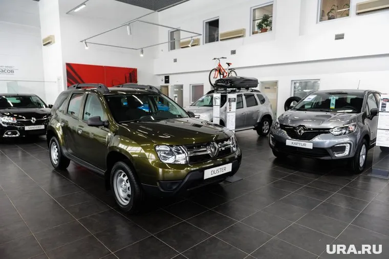 Из-за высокой процентной ставки в РФ упал спрос на покупку машин, считает Владимир Ларин