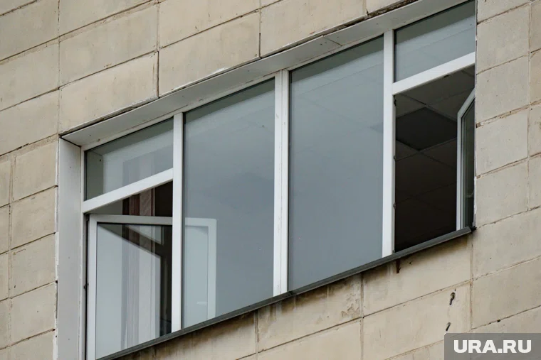 Полицейский Сургута спасли мужчину, который едва не выпал из окна