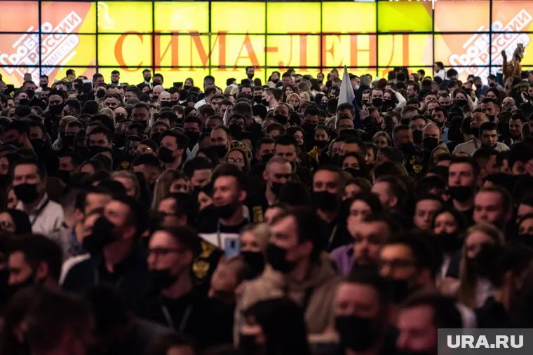 Работники хором исполнили песню «Нам нужна одна победа»