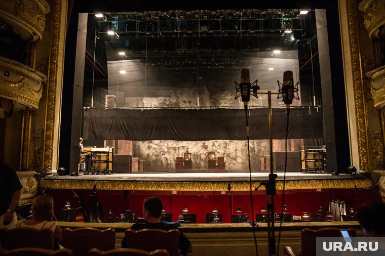 В Пермской опере открестились от певца, исполняющего арии в трамваях и на улицах города