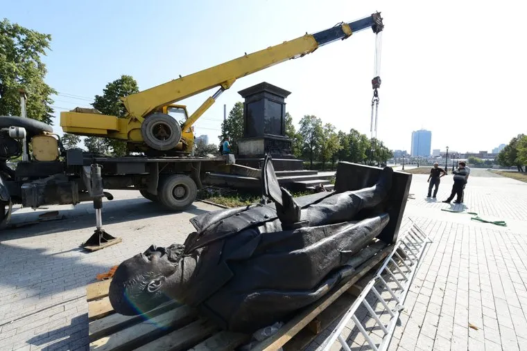 Памятник Столыпину перед установкой на постамент. Челябинск, скульптура, памятник столыпину