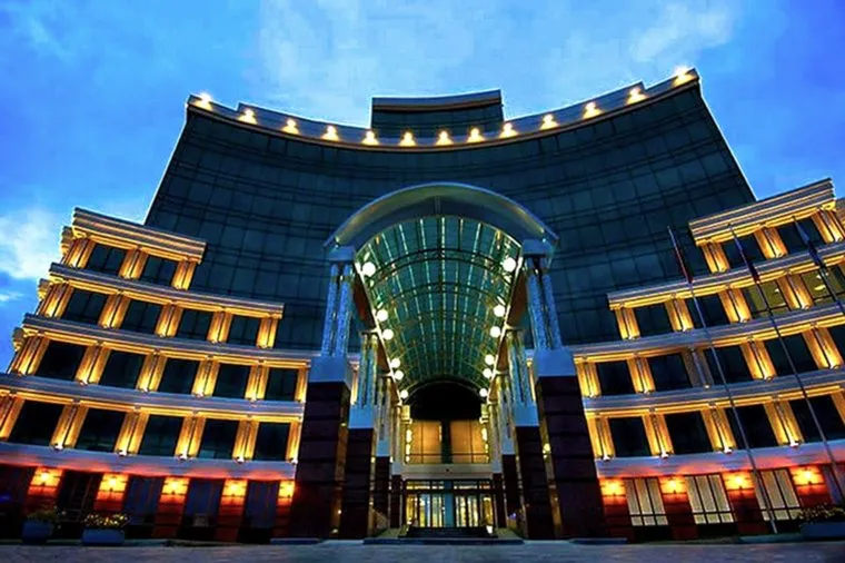 Фестиваль "Триколор-баттл", посвященный Дню российского флага, на улице Кирова. Незавершенные движения. Челябинск, пенсионерка, бабушка