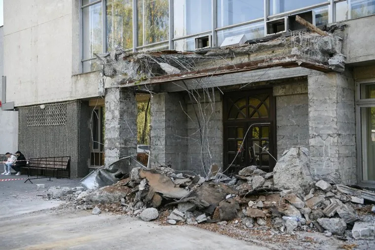 Центральный вход бывшего ресторана Зимний сад. Екатеринбург