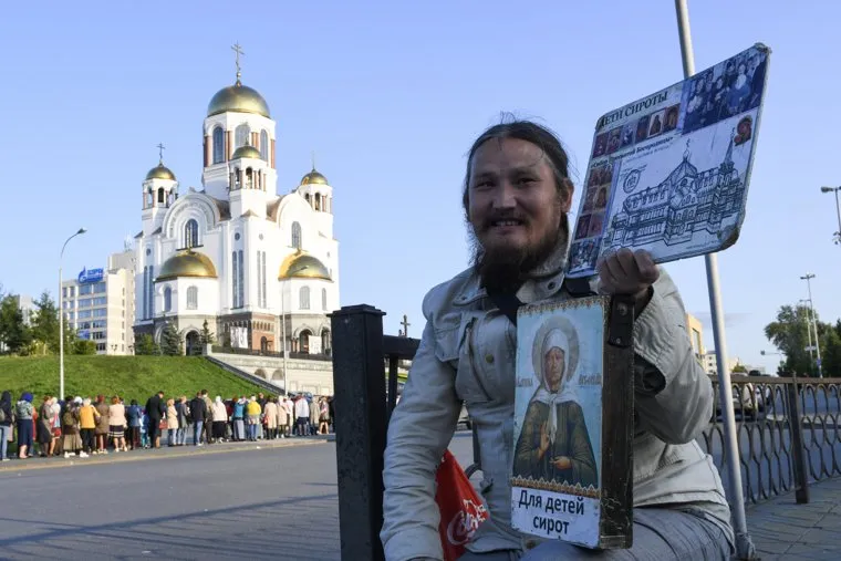 Очередь у Храма на крови к мощам. Екатеринбург