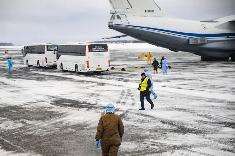 Cамолет Ил-76 военно-космических сил России прилетевшbq из Китая. Тюмень