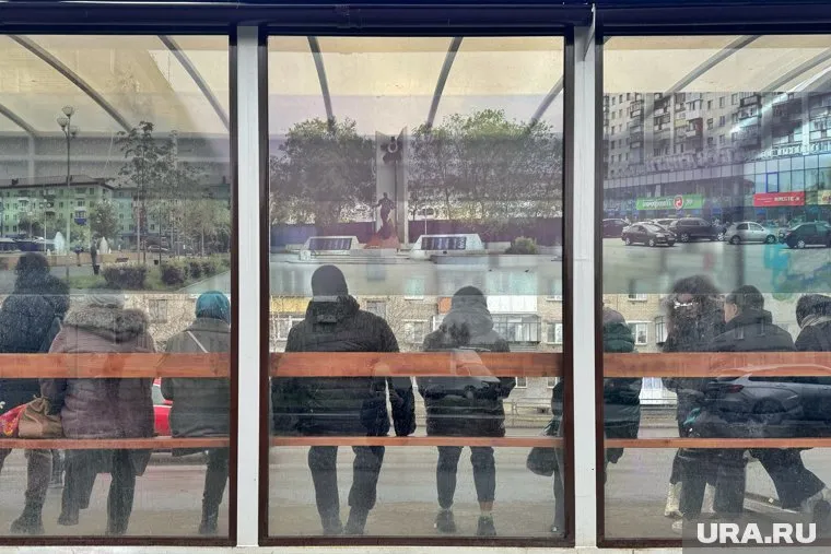 Власти призвали курганцев не клеить объявления на остановках