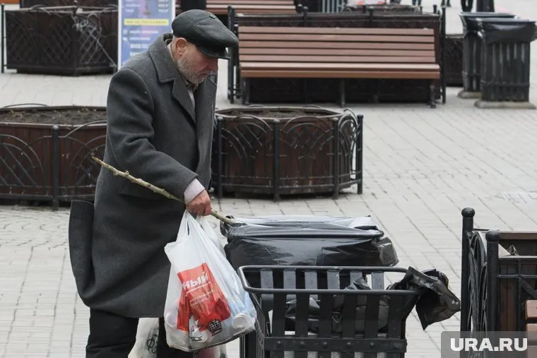 Экономист Дмитрий Белоусов предложил раздать бедным деньги, чтобы ликвидировать нищету в России