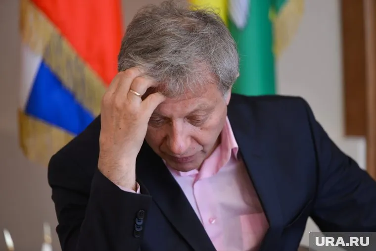 Сдающий дела Вячеслав Ягодинец лучше других знает, что ожидает его преемника