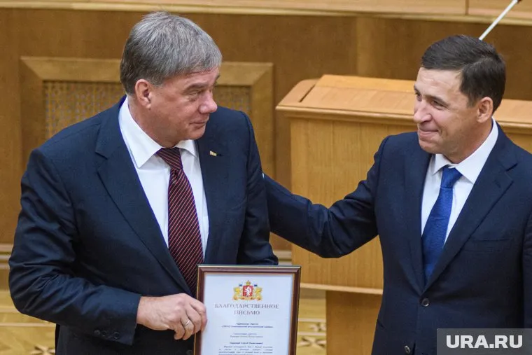 Алексей Кушнарев (слева) покидает свердловскую политику