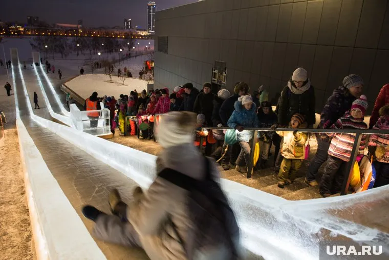 Женщина вместе с ребенком врезалась в дерево (Фото архивное)