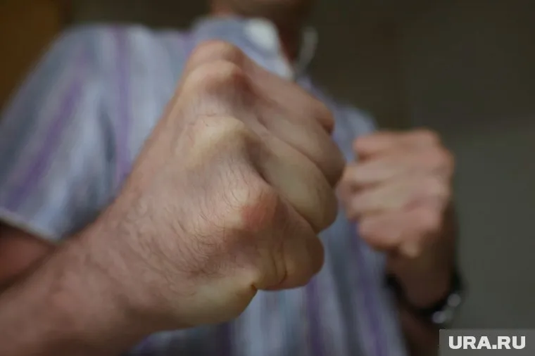 Словесный конфликт между мужчиной и подростками перерос в драку