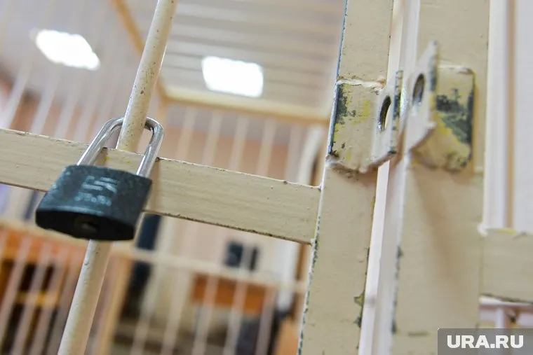 За мошенничество суд увеличил заключенному срок до четырех лет в колонии строгого режима