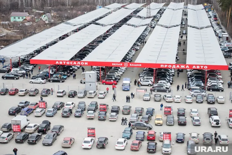 В феврале 2025 года количество предложений на новые легковые автомобили выросло в два раза