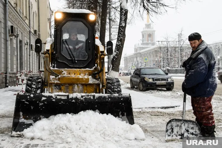 В Екатеринбурге продолжают устранять последствия декабрьского снегопада