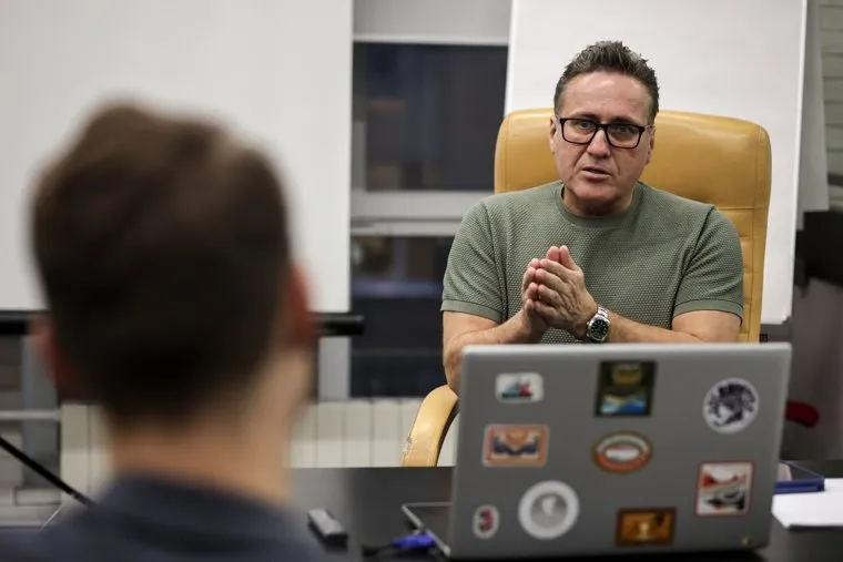 Евгений Минченко во время интервью. Москва