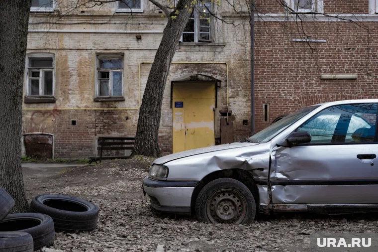 Мужчина оставил вмятины на машине, проколол колеса и разбил лобовое стекло