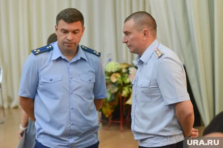 Роман Самойлов (слева) переезжает в Костромскую область