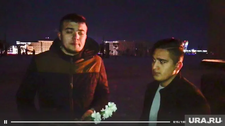 Молодые люди признали, что прикуривать от Вечного огня - глупо