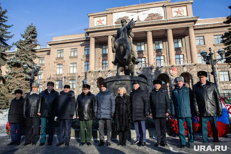 Церемония возложения цветов прошла у штаба ЦВО, где находится памятник маршалу Жукову