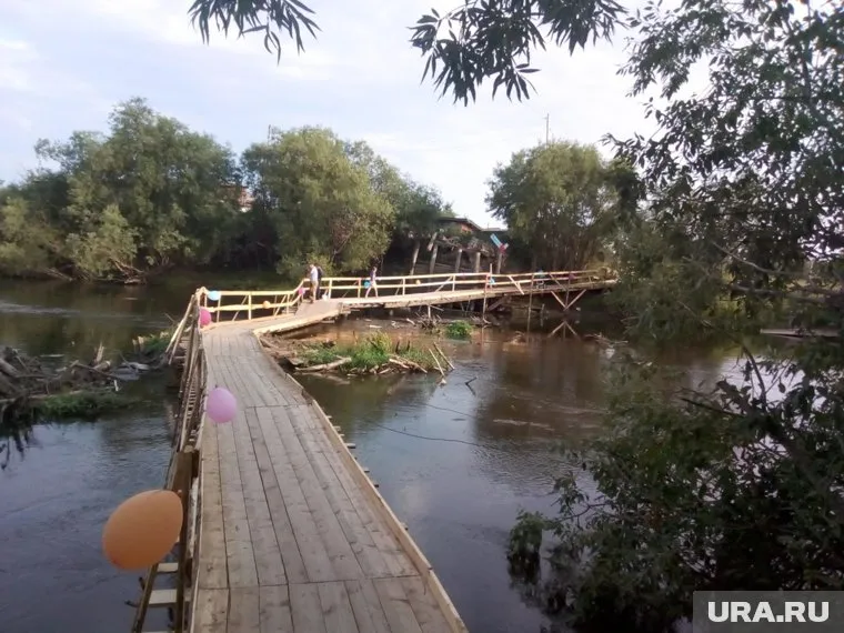 Построив собственный мост, селяне получили связь с большой землей