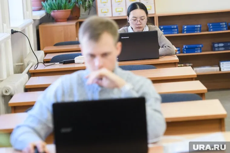 В министерстве не исключают, что из-за коронавируса студентам и школьникам придется продолжить учебу из дома