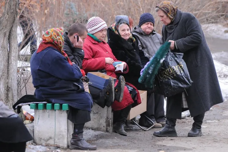 Кладбище. Похороны.Архив. Челябинск., пенсионеры, нищие, подаяние