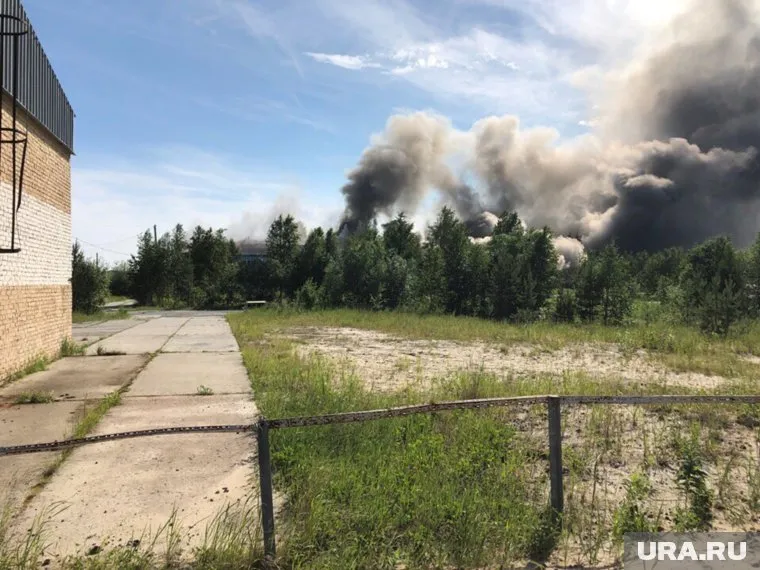 Пожар в заброшенном здании увидел весь город