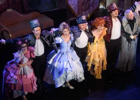 В свердловской музкомедии показали грандиозную премьеру сезона — туда раскупили билеты