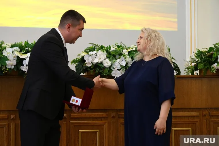 Денис Моисеев поздравил соцработников и вручил премии