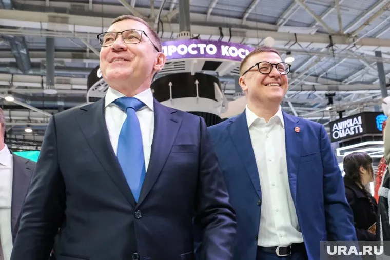 Якушеву (слева) стенд Челябинской области презентовал Текслер (справа)