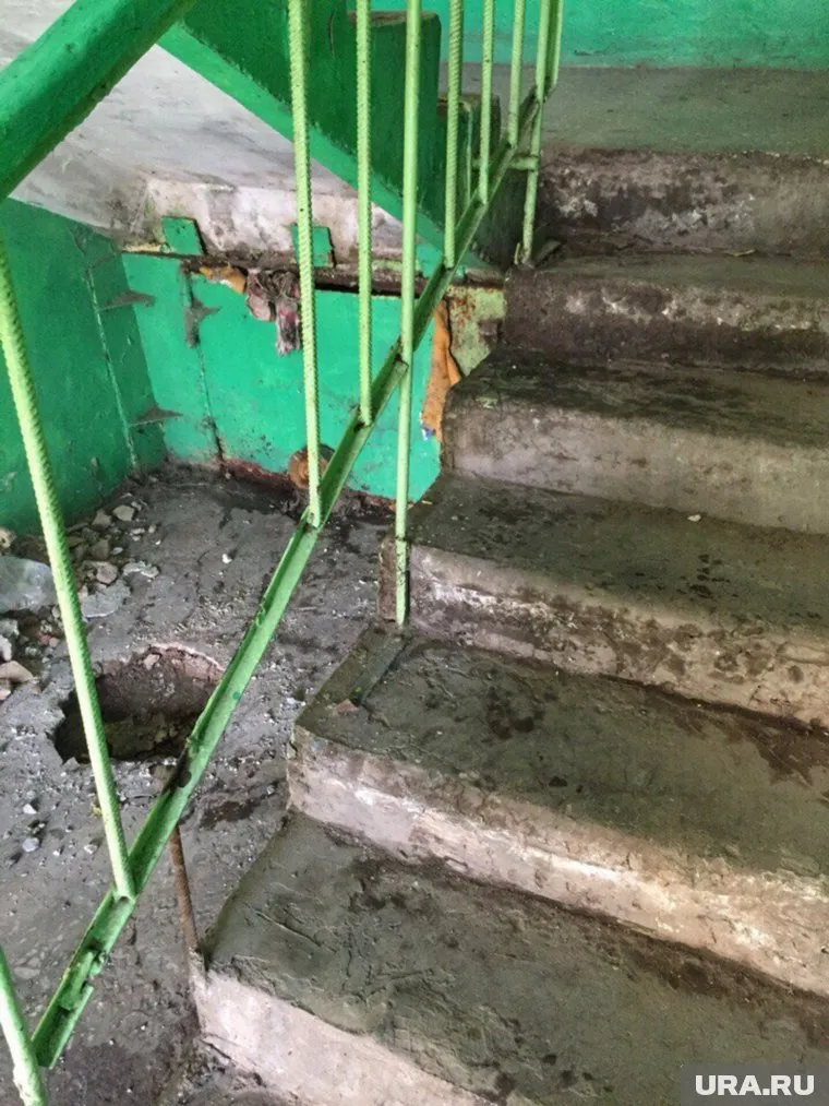 Как утверждает курганец, так его подъезд выглядел после ремонта