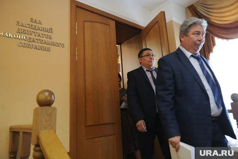 На Виктора Чернобровина (справа) дали показания подчиненные