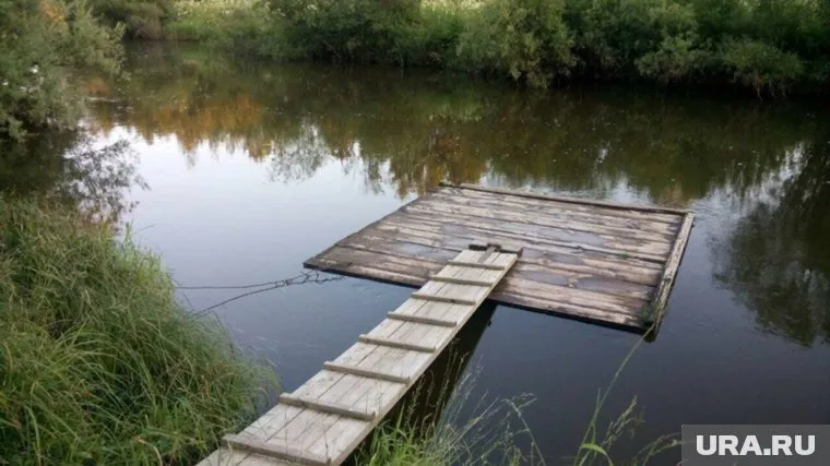 Девочка поскользнулась на подмостке и упала в воду