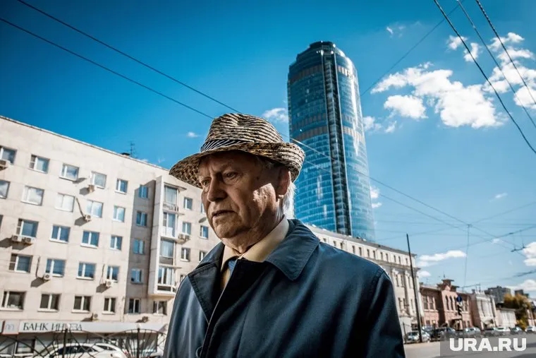 Задуматься о пенсии, по мнению Ремезкова, стоит еще в молодости