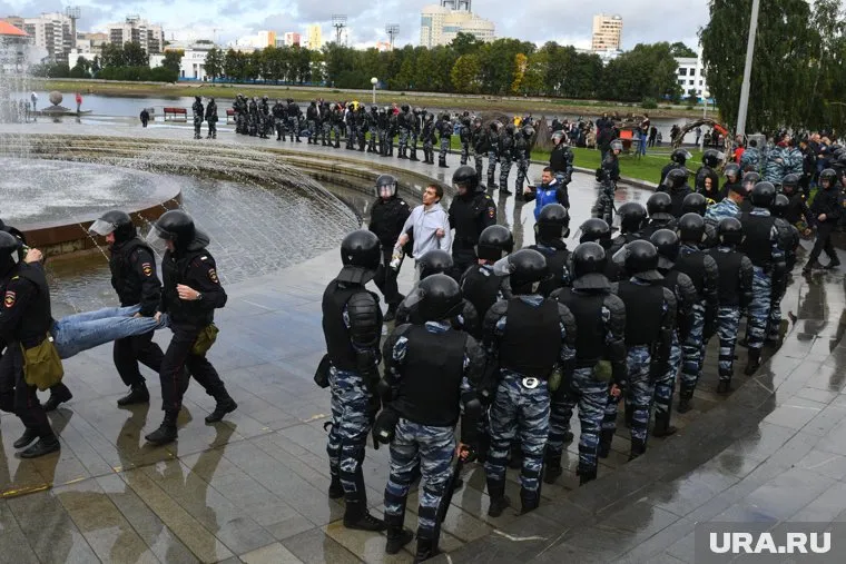 Людей выносят с площади