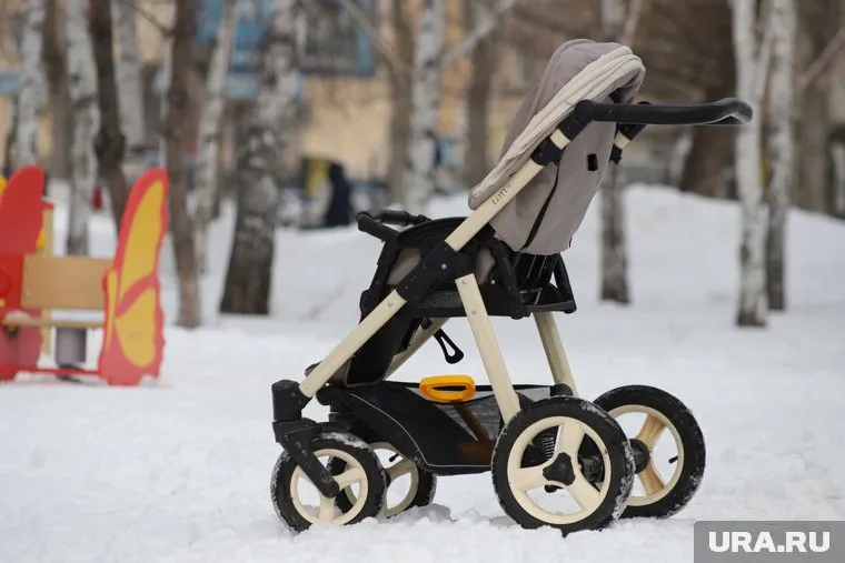 Семья везла малыша в коляске, в которую попали осколки ракет