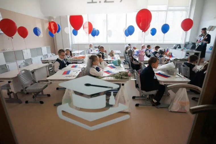 Россия. Екатеринбург. Торжественная линейка, посвященная Дню знаний (1 сентября) в Губернаторском лицее.