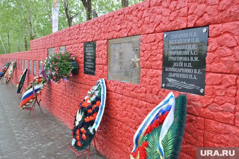 В Ноябрьске установили новые плиты возле мемориала