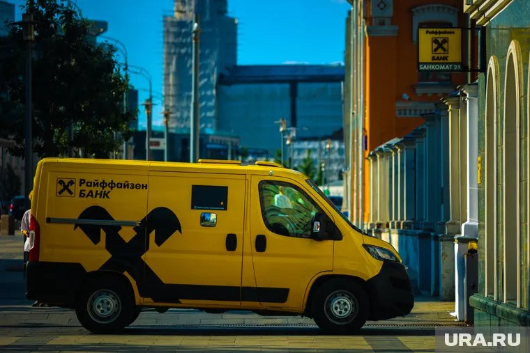 С 3 квартала Райффайзенбанк существенно сократится в России