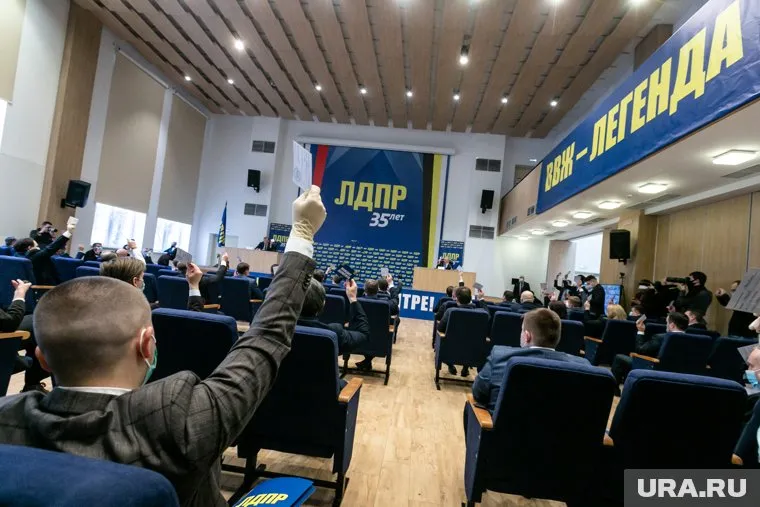 В ЛДПР делят деньги и должности, сообщает инсайдер URA.RU